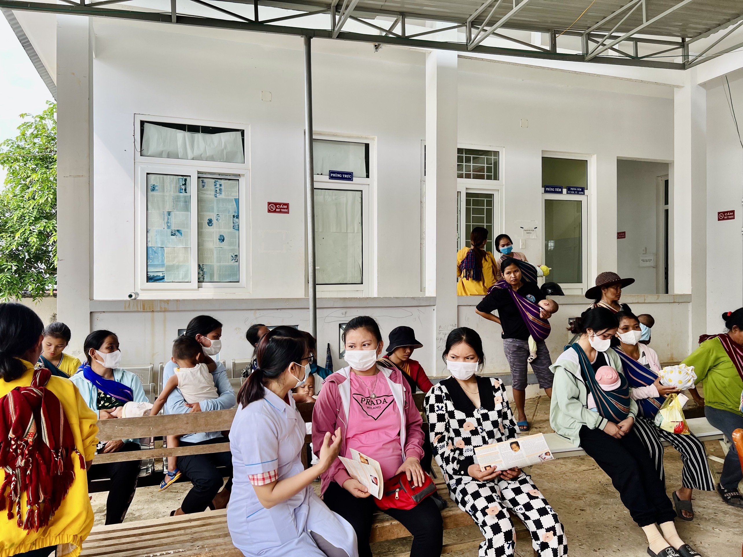 Hình ảnh truyền thông lồng ghép với tiêm chủng tại Trạm y tế xã Ngok Réo